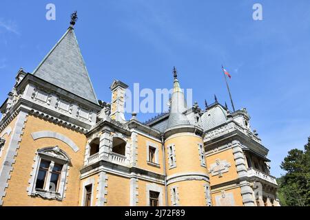GASPRA, CRIMÉE – 04 JUIN 2019 : Palais Massandra le jour du printemps. Le palais Massandra de l'empereur Alexandre III est situé dans la haute Massandra sur le Sou Banque D'Images