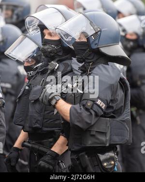 05 mai 2022, Hessen, Francfort-sur-le-main: Football: Europa League, Eintracht Frankfurt - West Ham United, knockout round, semi-final, avant le match. Les policiers en casques gardent un œil sur les fans britanniques à la station. La police s'attend à des émeutes par des fans lors du match entre Eintracht Frankfurt et West Ham United et déploie un grand contingent. Photo : Boris Roessler/dpa Banque D'Images