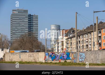 Quartier résidentiel à Cologne avec des personnes fortuites Banque D'Images