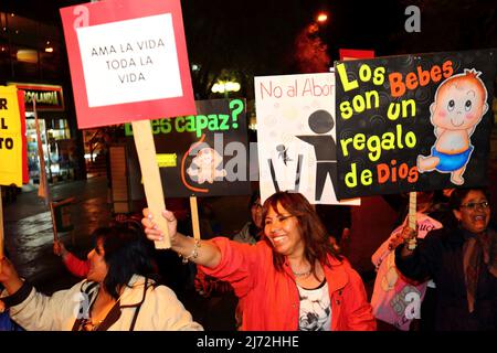 LA PAZ, BOLIVIE, le 22nd août 2013. Les personnes qui tiennent des pancartes avec des slogans en espagnol prennent part à une marche organisée par le Red Pro-Vida (Pro Life Network) pour protester contre la décriminalisation de l'avortement. Depuis mars 2012, la Bolivie est en train de débattre de la question de savoir s'il faut décriminaliser l'avortement. Banque D'Images