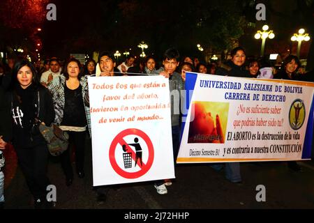 LA PAZ, BOLIVIE, le 22nd août 2013. Des membres de la Faculté de droit de l'Université de Salésienne de Bolivie participent à une marche organisée par le Red Pro-Vida (Pro Life Network) pour protester contre la dépénalisation de l'avortement. Depuis mars 2012, la Bolivie est en train de débattre de la question de savoir s'il faut décriminaliser l'avortement. La bannière de droite dit que l'avortement est la destruction de la vie et est contraire à la Constitution bolivienne. Banque D'Images