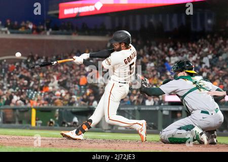 San Francisco Grand-terrain géant Luis González (51) à la batte pendant le match de la saison régulière de la MLB entre les Athletics d'Oakland et les Giants de San Francisco à Oracl Banque D'Images