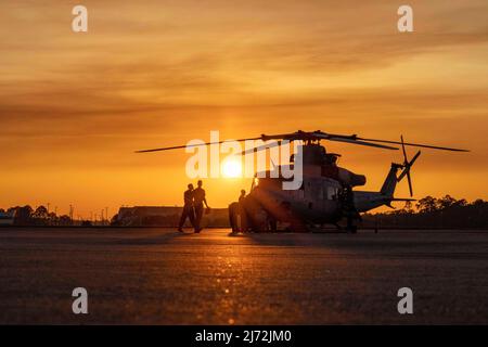 Le 27 avril 2022 - Gulfport combat Readiness Traini, Mississippi, États-Unis - Marines des États-Unis avec le Marine Light Attack Helicopter Squadron 773 marchez vers un hélicoptère UH-1Y Venom pour effectuer l'entretien pendant l'exercice Southern Strike 2022 au Gulfport combat Readiness Training Center, Gulfport, Mississippi, le 26 avril 2022. Le HMLA-773 participe à l'exercice Southern Strike 2022, un exercice de combat à grande échelle, conjoint et international, qui comprend la contre-insurrection, un soutien aérien étroit, des évacuations de non-combattants et des opérations maritimes spéciales. (Credit image: © U.S. Army/ZUMA Press Wire Service/ Banque D'Images