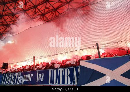 MARSEILLE - feux d'artifice les fans de Marseille lors du match semi-fin de la Ligue des conférences de l'UEFA entre l'Olympique de Marseille et Feyenoord au Stade vélodrome le 5 mai 2022 à Marseille, France. ANP MAURICE VAN STEEN Banque D'Images