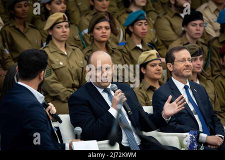 (220505) -- JÉRUSALEM, le 5 mai 2022 (Xinhua) -- le Premier ministre israélien Naftali Bennett (C, front) prend la parole lors d'un événement pour le service distingué des soldats lors des célébrations de la Journée de l'indépendance d'Israël en 74th à Jérusalem, le 5 mai 2022. Les Israéliens se sont joints à une série de célébrations nationales pour marquer le jour de l'indépendance du pays en 74th. (JINI via Xinhua) Banque D'Images