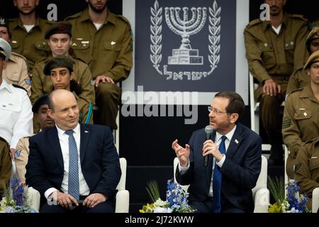 (220505) -- JÉRUSALEM, 5 mai 2022 (Xinhua) -- le président israélien Isaac Herzog (R, front) prend la parole lors d'un événement pour le service distingué des soldats lors des célébrations du jour de l'indépendance d'Israël en 74th à Jérusalem, le 5 mai 2022. Les Israéliens se sont joints à une série de célébrations nationales pour marquer le jour de l'indépendance du pays en 74th. (JINI via Xinhua) Banque D'Images