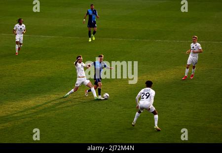 Wycombe Wanderers Josh Scowen est affronté par les Dons de Milton Keynes Josh McEachran pendant la demi-finale de la Sky Bet League, première partie de match à Adams Park, High Wycombe. Date de la photo: Jeudi 5 mai 2022. Banque D'Images