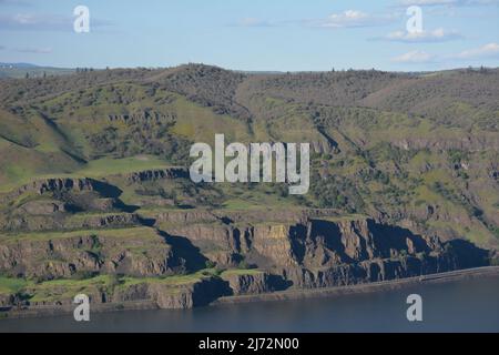 Formations géologiques spectaculaires dans la gorge du fleuve Columbia, vues depuis la réserve Tom McCall, Oregon, États-Unis. Banque D'Images