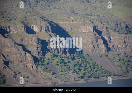 Formations géologiques spectaculaires dans la gorge du fleuve Columbia, vues depuis la réserve Tom McCall, Oregon, États-Unis. Banque D'Images