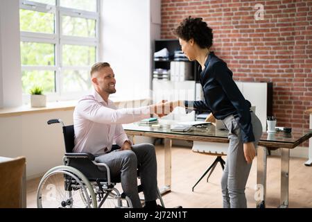 Businessman Shaking Hands With Mobilité Businesswoman In Office Banque D'Images