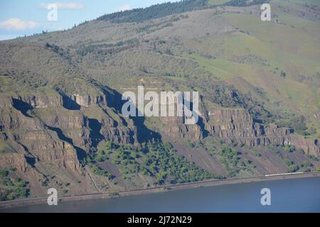 Formations géologiques spectaculaires dans la gorge du fleuve Columbia, vues depuis la réserve Tom McCall, Oregon, États-Unis. Banque D'Images