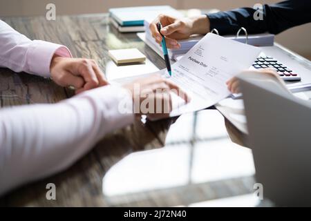 Jeune Conseiller financier facture discuter avec son client sur le lieu de travail Banque D'Images