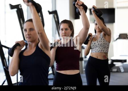 Les athlètes de sexe féminin se levent Kettlebell Banque D'Images