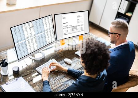 Analyste travaillant avec une feuille de calcul sur l'écran de l'ordinateur Banque D'Images