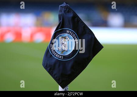 Buckinghamshire, Royaume-Uni, 5th mai 2022, le drapeau d'angle du club de football de Wycombe Wanderers est photographié. EFL Skybet football League One play off semi final match 1st jambes, Wycombe Wanderers / MK dons au stade Adams Park à High Wycombe, Buckinghamshire, le jeudi 5th mai 2022. Cette image ne peut être utilisée qu'à des fins éditoriales. Utilisation éditoriale uniquement, licence requise pour une utilisation commerciale. Pas d'utilisation dans les Paris, les jeux ou les publications d'un seul club/ligue/joueur. photo de Steffan Bowen/Andrew Orchard sports photographie/Alamy Live news Banque D'Images