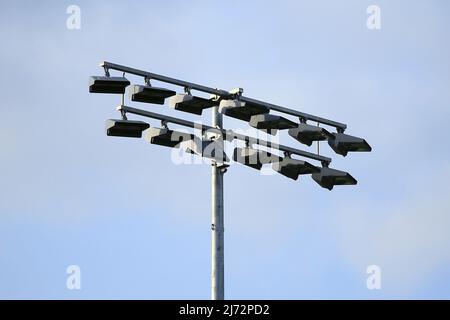 Buckinghamshire, Royaume-Uni, 5th mai 2022, Une vue détaillée d'un projecteur est présentée. EFL Skybet football League One play off semi final match 1st jambes, Wycombe Wanderers / MK dons au stade Adams Park à High Wycombe, Buckinghamshire, le jeudi 5th mai 2022. Cette image ne peut être utilisée qu'à des fins éditoriales. Utilisation éditoriale uniquement, licence requise pour une utilisation commerciale. Pas d'utilisation dans les Paris, les jeux ou les publications d'un seul club/ligue/joueur. photo de Steffan Bowen/Andrew Orchard sports photographie/Alamy Live news Banque D'Images