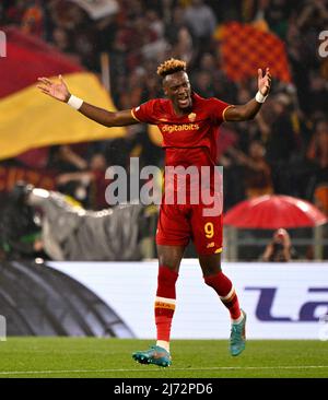 Tammy Abraham de Roma célèbre le premier but de leur partie lors de la demi-finale de l'UEFA Europa Conference League, deuxième match au Stadio Olimpico, Rome. Date de la photo: Jeudi 5 mai 2022. Banque D'Images