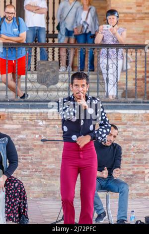 danseuse hispanique de flamenco masculine se rendant aux touristes sur la Plaza de espana à Séville en espagne Banque D'Images