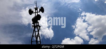 Radars de défense aérienne de systèmes antiaériens mobiles militaires, l'industrie militaire moderne en arrière-plan de beaux nuages et ciel, Russie Banque D'Images