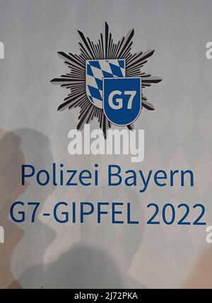 05 mai 2022, Bavière, Garmisch-Partenkirchen: Des ombres apparaissent sur le logo de la police bavaroise lors de l'événement d'information des citoyens du marché Garmisch-Partenkirchen au sommet de G7 à Bayernhalle. Le sommet de G7 aura lieu du 26 au 28.06.2022 à Schoss Elmau. Photo: Angelika Warmuth/dpa Banque D'Images