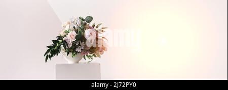 La bannière est une composition de différentes couleurs dans un vase blanc. Au centre de l'image, la lumière du soleil est un caillot. Un beau bouquet fraîchement coupé. Photo de haute qualité Banque D'Images