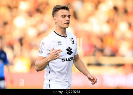 Buckinghamshire, Royaume-Uni, 5th mai 2022, Scott Twine of MK dons regarde. EFL Skybet football League One play off semi final match 1st jambes, Wycombe Wanderers / MK dons au stade Adams Park à High Wycombe, Buckinghamshire, le jeudi 5th mai 2022. Cette image ne peut être utilisée qu'à des fins éditoriales. Utilisation éditoriale uniquement, licence requise pour une utilisation commerciale. Pas d'utilisation dans les Paris, les jeux ou les publications d'un seul club/ligue/joueur. photo de Steffan Bowen/Andrew Orchard sports photographie/Alamy Live news Banque D'Images