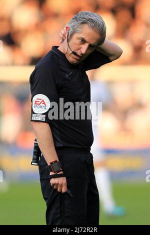 Buckinghamshire, Royaume-Uni, 5th mai 2022, l'arbitre Darren Bond s'intéresse à lui. EFL Skybet football League One play off semi final match 1st jambes, Wycombe Wanderers / MK dons au stade Adams Park à High Wycombe, Buckinghamshire, le jeudi 5th mai 2022. Cette image ne peut être utilisée qu'à des fins éditoriales. Utilisation éditoriale uniquement, licence requise pour une utilisation commerciale. Pas d'utilisation dans les Paris, les jeux ou les publications d'un seul club/ligue/joueur. photo de Steffan Bowen/Andrew Orchard sports photographie/Alamy Live news Banque D'Images