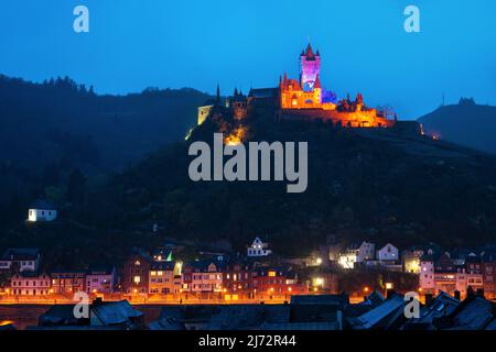 COCHEM, ALLEMAGNE - 1 AVRIL 2022 : image panoramique du château de Cochem à l'heure bleue le 1 avril 2022 en Allemagne Banque D'Images