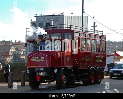 WHITBY. YORKSHIRE DU NORD. ANGLETERRE. 14-10-07. Un bus omnibus à vapeur qui traverse les rues depuis le port de la ville. Banque D'Images