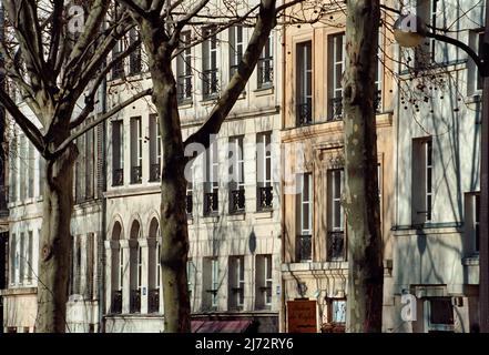 Soleil d’hiver en fin d’après-midi sur les façades du bâtiment le long de la rue de l’Hôtel de ville, entre la rue du pont-Louis-Philippe et la rue Geoffroy-l’Asnier. Banque D'Images