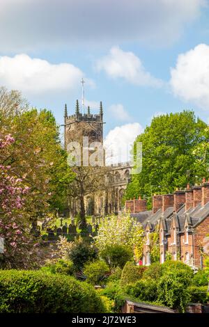 Vue le long d'une rangée de cottages dans Front Street dans la ville de marché de Cheshire de Sandbach Cheshire Angleterre avec l'église St Mary en arrière-plan Banque D'Images