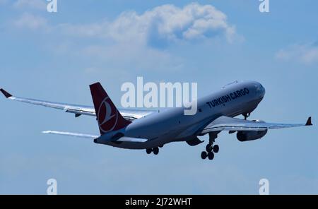 Fret turc Airbus A330-200F décollage de l'aéroport Ataturk Banque D'Images