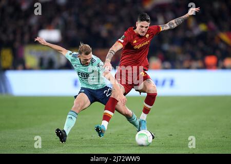 Rome, Italie, le 5 mai 2022. Kiernan Dewsbury-Hall de Leicester City est en compétition pour le bal avec Nicolo Zaniolo de AS Roma lors de la demi-finale de la Ligue de la Conférence de l'UEFA, match deux entre AS Roma et Leicester City au Stadio Olimpico, Rome, Italie, le 5 mai 2022. Photo de Giuseppe Maffia. Banque D'Images