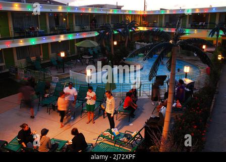 Les adultes prennent part à l'happy hour au bord de la piscine dans un hôtel de Wildwood sur la rive de Jersey. Banque D'Images