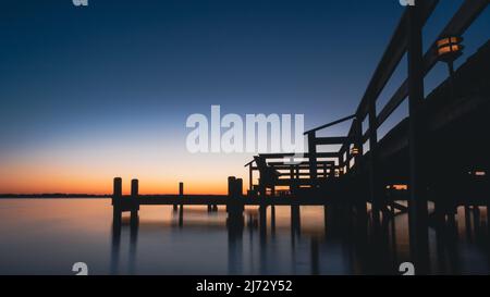 Coucher de soleil bleu orange sur le quai du lac Dora à Mount Dora en Floride Banque D'Images