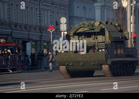 Moscou, Russie. 4th mai 2022. Un système de missiles antiaériens Tor-M2 est vu dans Garden Ring Street lors d'une répétition nocturne d'un défilé militaire marquant le 77th anniversaire de la victoire sur l'Allemagne nazie dans la Grande guerre patriotique de 1941-1945 Banque D'Images