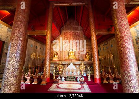 Statue de Bouddha située à l'intérieur de Wat Phra Singh un temple thaïlandais situé à Chiang Mai; Thaïlande. Banque D'Images