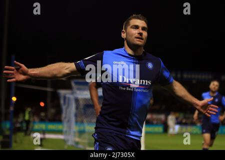 Buckinghamshire, Royaume-Uni, 5th mai 2022, Sam Vokes de Wycombe Wanderers célèbre après avoir atteint le but 2nd de ses équipes. EFL Skybet football League One play off semi final match 1st jambes, Wycombe Wanderers / MK dons au stade Adams Park à High Wycombe, Buckinghamshire, le jeudi 5th mai 2022. Cette image ne peut être utilisée qu'à des fins éditoriales. Utilisation éditoriale uniquement, licence requise pour une utilisation commerciale. Pas d'utilisation dans les Paris, les jeux ou les publications d'un seul club/ligue/joueur. photo de Steffan Bowen/Andrew Orchard sports photographie/Alamy Live news Banque D'Images