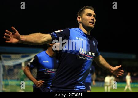 Buckinghamshire, Royaume-Uni, 5th mai 2022, Sam Vokes de Wycombe Wanderers célèbre après avoir atteint le but 2nd de ses équipes. EFL Skybet football League One play off semi final match 1st jambes, Wycombe Wanderers / MK dons au stade Adams Park à High Wycombe, Buckinghamshire, le jeudi 5th mai 2022. Cette image ne peut être utilisée qu'à des fins éditoriales. Utilisation éditoriale uniquement, licence requise pour une utilisation commerciale. Pas d'utilisation dans les Paris, les jeux ou les publications d'un seul club/ligue/joueur. photo de Steffan Bowen/Andrew Orchard sports photographie/Alamy Live news Banque D'Images