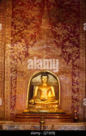 Statue de Bouddha située à l'intérieur de Wat Phra Singh un temple thaïlandais situé à Chiang Mai; Thaïlande. Banque D'Images