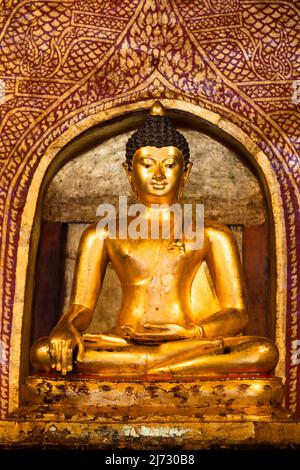 Statue de Bouddha située à l'intérieur de Wat Phra Singh un temple thaïlandais situé à Chiang Mai; Thaïlande. Banque D'Images