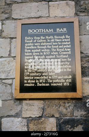 Un panneau attaché au mur de Bootham Bar, une imposante voie d'entrée en pierre à York, North Yorkshire. 1967. Le signe fournit l'histoire suivante: “Bootham Bar: Entrée du Nord par la forêt de Galtres . Dans les temps anciens, des guides armés étaient stationnés ici pour conduire des voyageurs à travers la forêt et les protéger contre les loups. Les armes royales ont été prises en 1650 quand Cromwell a traversé contre l'Écosse . Chefs de 3 rebelles exposés ici pour avoir attaqué la monarchie restaurée 1663. Érigé sur une fondation romaine au 12th siècle et agrandi au 13th siècle et plus tard... ' Banque D'Images