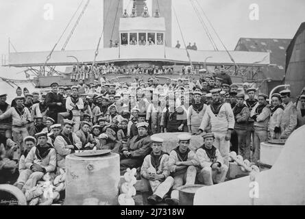 Une « montre » de la compagnie du navire du cuirassé pré-dreadnught, H.M.S. Royal Sovereign photographié sur le parecastle. Prise à Spithead en novembre 1894. Banque D'Images