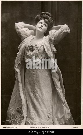 Carte postale édouardienne décorée d'une photo de l'actrice anglaise Miss Lily Mills. Datant d'environ 1910. Banque D'Images