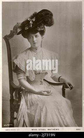 Carte postale édouardienne décorée d'une photo de l'actrice anglaise Miss Ethel Matthews (1869-1957). Datant d'environ 1905. Banque D'Images