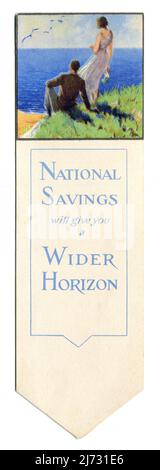 Un signet publicitaire de 1930s pour promouvoir l’épargne nationale, qui dépeint un jeune couple assis/debout sur une colline surplombant la mer, ainsi que le slogan « l’épargne nationale va vous donner un horizon plus large ». Le mouvement national de l'épargne était un mouvement britannique d'épargne de masse qui a fonctionné entre 1916 et 1978 et a été utilisé pour financer le déficit des dépenses publiques par rapport aux recettes fiscales par l'intermédiaire des certificats d'épargne nationaux, de la Banque d'épargne des postes et des banques d'épargne fiduciaires. Le mouvement a joué un rôle déterminant pendant la Seconde Guerre mondiale dans la collecte de fonds pour soutenir l'effort de guerre. Banque D'Images