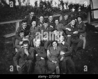 Photographie informelle et décontractée d’un groupe de militaires de la Force aérienne royale et de femmes de la Force aérienne auxiliaire. Septembre 1943, pendant la Seconde Guerre mondiale. Banque D'Images