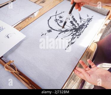 Apprentissage du processus de peinture à l'encre de pinceau japonais, étude d'art calligraphique Shodo Banque D'Images