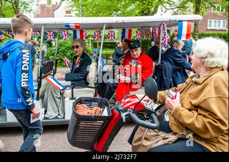 Une vieille dame est vue bavarder avec le vétéran britannique Harry Rawlings (96 ans) avant pendant le défilé de la fête de la libération. Wageningen, également connue sous le nom de « ville de libération », est liée aux jours de commémoration et de libération des 4th et 5th mai, car la capitulation qui a mis fin à la Seconde Guerre mondiale aux pays-Bas a été signée à l'Hôtel de Wereld de la ville en 1945. Pendant la journée de la libération, la parade de la libération ou le Bevrijdingsdefilé, en tant que vétérans et successeurs militaires néerlandais, se réunissent pour rendre hommage à tous ceux qui ont donné leur vie pendant la Seconde Guerre mondiale. Cette année, 25 anciens combattants britanniques ont été chaleureusement welc Banque D'Images