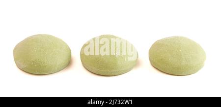 Thé vert Matcha Mochi glace sur fond blanc Banque D'Images